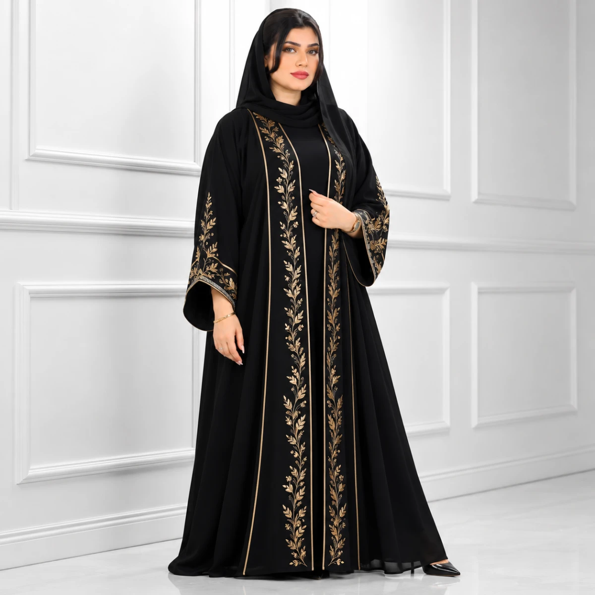 عباية مطرزة بالذهبي